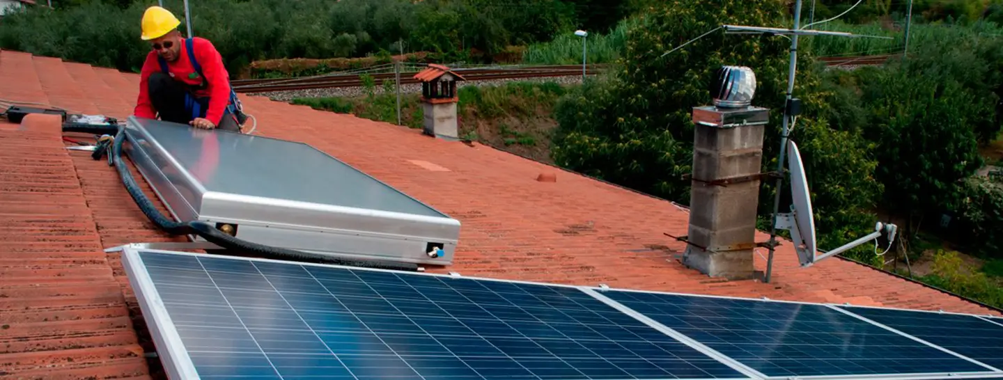 Banner de Funcionario de Enel instalando en un techo de  un hogar, páneles solares: Conoce los beneficios de  la energía solar.